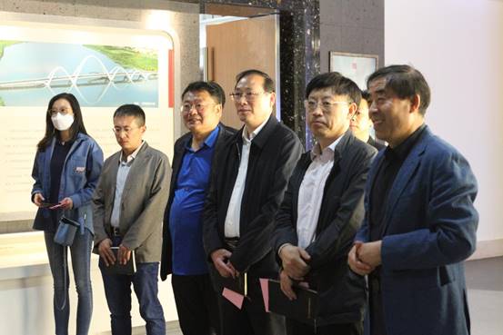 说明: 参观展厅